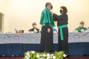 Prof. Dr. Carlos Eduardo Ambrósio e Profa. Dra. Elisabete M. Macedo Viegas 