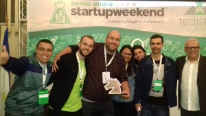 Trófeu Unicórnio - Startup Weekend Santo André<br /><em>Prof. Dr. Edson Roberto da Silva (6º à direita) e equipe de empreendedores</em>